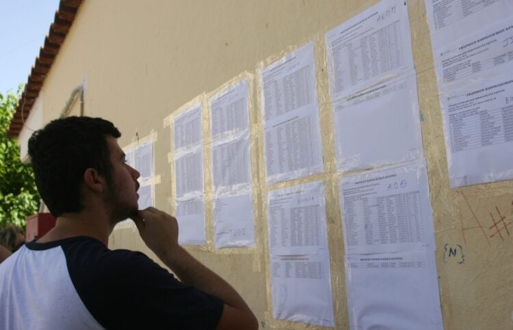 Υποψήφιος κοιτά τους βαθμούς που έχουν αναρτηθεί στα λύκεια (φωτ.: EUROKINISSI/iIleiaLive.gr/Γιάννης Σπυρούνης)