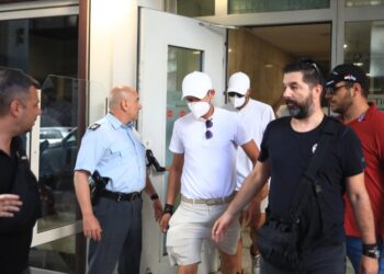 Τα κατηγορούμενα μέλη του πληρώματος εξέρχονται από την εισαγγελία Πειραιά (φωτ.: EUROKINISSI/Γιάννης Παναγόπουλος)