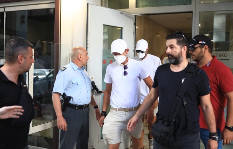 Τα κατηγορούμενα μέλη του πληρώματος εξέρχονται από την εισαγγελία Πειραιά (φωτ.: EUROKINISSI/Γιάννης Παναγόπουλος)