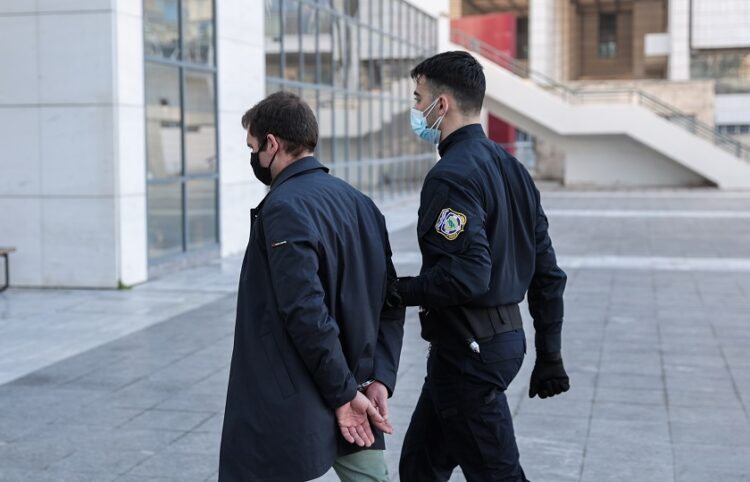 Ο προπονητής ιστιοπλοΐας οδηγείται στο δικαστήριο, Τρίτη 15 Φεβρουαρίου 2022 (φωτ.: EUROKINISSI / Βασίλης Ρεμπάπης)