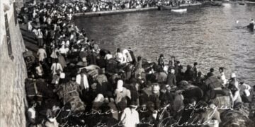Διάσωση προσφύγων από τι αμερικανικό πλοίο USS Parrott το 1922 (φωτ.: Οίκος Δημοπρασιών Βέργος)
