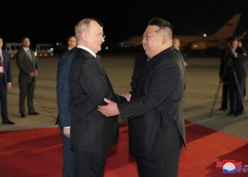 Ο Βορειοκορεάτης ηγέτης υποδέχθηκε προσωπικά τον Ρώσο πρόεδρο στο αεροδρόμιο της Πιονγκγιάνγκ (φωτ.: KCNA)