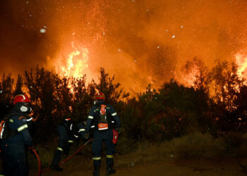 Πυροσβέστες επιχειρούν στην κατάσβεση της πυρκαγιάς στο χωριό Πρόδρομος Αχαΐας (φωτ.: ΑΠΕ-ΜΠΕ / Γιώτα Λοτσάρη)