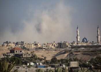 Καπνός υψώνεται μετά από ισραηλινό βομβαρδισμό στη Ράφα, καθώς κοντεύουν να συμπληρωθούν οκτώ μήνες από την έναρξη του πολέμου στη Λωρίδα της Γάζας (φωτ.: EPA/Haitham Imad)