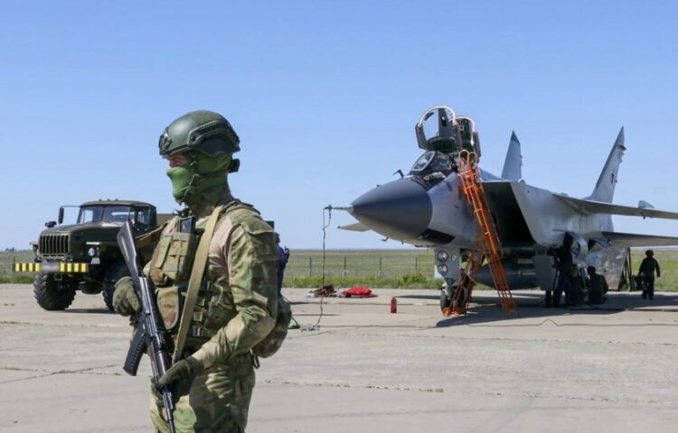 Ρώσοι στρατιώτες φρουρούν πολεμικό αεροσκάφος σε άγνωστη τοποθεσία στη Ρωσία τον περασμένο Μάιο (φωτ.: ΕΡΑ/Υπουργείο Άμυνας Ρωσίας)