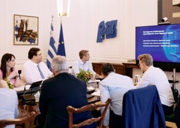 Στιγμιότυπο από τη σύσκεψη στο Μέγαρο Μαξίμου (φωτ.: Γραφείο Τύπου Πρωθυπουργού/Δημήτρης Παπαμήτσος)
