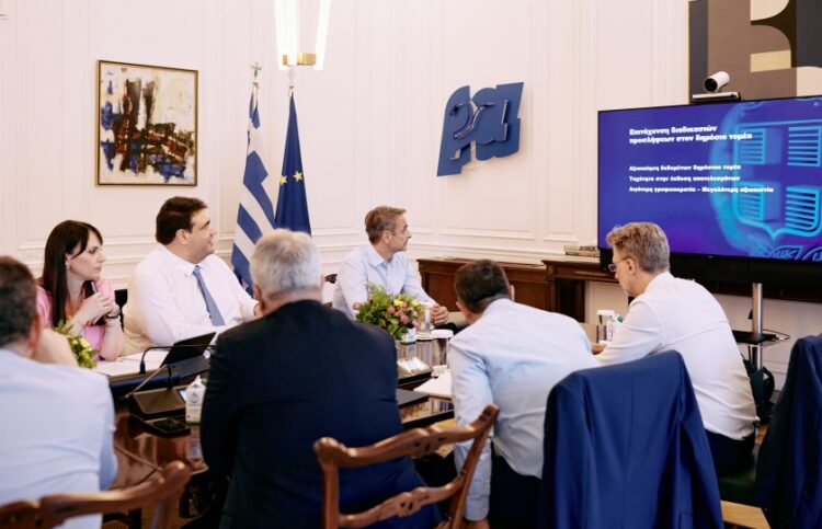 Στιγμιότυπο από τη σύσκεψη στο Μέγαρο Μαξίμου (φωτ.: Γραφείο Τύπου Πρωθυπουργού/Δημήτρης Παπαμήτσος)