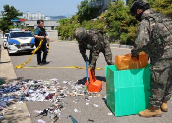 Στρατιωτικό προσωπικό συλλέγει τα σκουπίδια που μετέφερε μπαλόνι από τη Βόρεια Κορέα στην πόλη Ιντσεόν (φωτ.: . EPA/Yonhap)