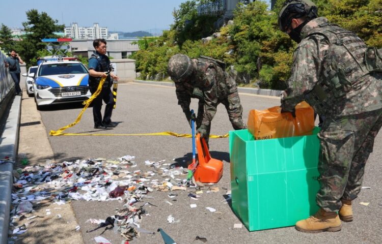 Στρατιωτικό προσωπικό συλλέγει τα σκουπίδια που μετέφερε μπαλόνι από τη Βόρεια Κορέα στην πόλη Ιντσεόν (φωτ.: . EPA/Yonhap)