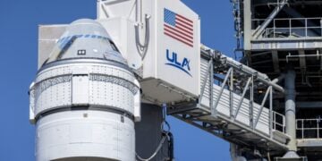 Μηχανικοί της NASA ελέγχουν το διαστημόπλοιο Starliner στο ακρωτήριο Κανάβεραλ, στη Φλόριντα (φωτ./: EPA/Cristobal Herrera-Ulashkevich)