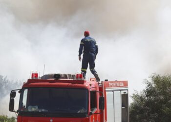 Πυροσβέστης στη διάρκεια κατάσβεσης της φωτιάς στο Κορωπί (φωτ.: EUROKINISSI/Σωτήρης Δημητρόπουλος)