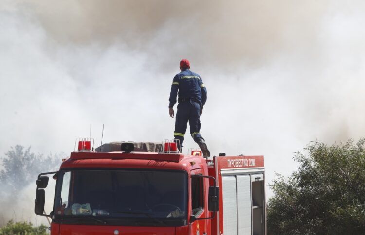 Πυροσβέστης στη διάρκεια κατάσβεσης της φωτιάς στο Κορωπί (φωτ.: EUROKINISSI/Σωτήρης Δημητρόπουλος)