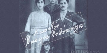 Ο Βασίλειος Ανθόπουλος με τη σύζυγό του Αναστασία και τα δύο τους παιδιά. Στο κέντρο η υπογραφή του (εικ.: Χριστίνα Κωνσταντάκη)