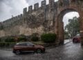 Αυτοκίνητο υπό βροχή στην Άνω Πόλη της Θεσσαλονίκης (φωτ.: EUROKINISSI/Ραφαήλ Γεωργιάδης)