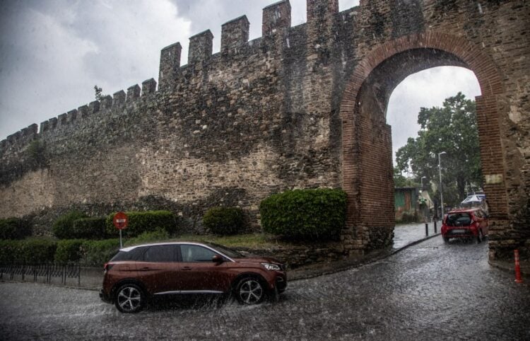 Αυτοκίνητο υπό βροχή στην Άνω Πόλη της Θεσσαλονίκης (φωτ.: EUROKINISSI/Ραφαήλ Γεωργιάδης)