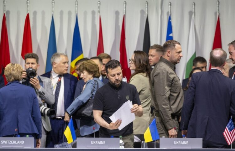 Ο Ουκρανός πρόεδρος Βολοντίμιρ Ζελένσκι (κέντρο) διακρίνεται ανάμεσα σε διεθνείς ηγέτες στη διάρκεια της συνόδου κορυφής για την επίτευξη ειρήνης στην Ουκρανία (φωτ.: EPA/Urs Flueeler)