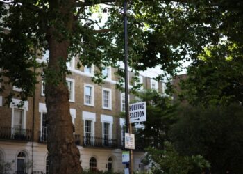 Πινακίδα στο Λονδίνο δείχνει το δρόμο για εκλογικό τμήμα στην περιοχή Bayswater (φωτ.: EPA/Adam Vaughan)
