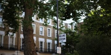 Πινακίδα στο Λονδίνο δείχνει το δρόμο για εκλογικό τμήμα στην περιοχή Bayswater (φωτ.: EPA/Adam Vaughan)