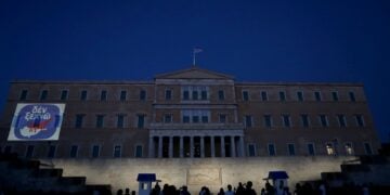 Με το εμβληματικό σήμα «ΔΕΝ ΞΕΧΝΩ» για την εισβολή του «Αττίλα» στην Κύπρο, το 1974, φωταγωγήθηκε το Μέγαρο της Βουλής των Ελλήνων (φωτ.: Γρ. Τύπου Βουλής των Ελλήνων/ EUROKINISSI)