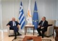 Ο υπουργός Άμυνας της Κύπρου Βασίλης Πάλμας συναντήθηκε με τον Έλληνα ομόλογό του Νίκο Δένδια στο Υπουργείο Άμυνας της Κυπριακής Δημοκρατίας (φωτ.: ΑΠΕ-ΜΠΕ/ΥΠΕΘΑ/STR)