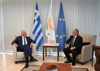 Ο υπουργός Άμυνας της Κύπρου Βασίλης Πάλμας συναντήθηκε με τον Έλληνα ομόλογό του Νίκο Δένδια στο Υπουργείο Άμυνας της Κυπριακής Δημοκρατίας (φωτ.: ΑΠΕ-ΜΠΕ/ΥΠΕΘΑ/STR)