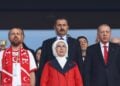 Ο Τούρκος πρόεδρος Ρετζέπ Ταγίπ Ερντογάν, η σύζυγός του Εμινέ και ο γιος τους Νετσμεντίν Μπιλάλ Ερντογάν στον αγώνα ποδοσφαίρου της Τουρκίας με την Ολλανδία, στο Βερολίνο (φωτ.: EPA/Filip Singer)