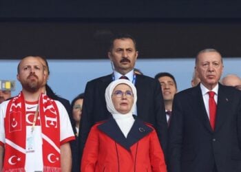 Ο Τούρκος πρόεδρος Ρετζέπ Ταγίπ Ερντογάν, η σύζυγός του Εμινέ και ο γιος τους Νετσμεντίν Μπιλάλ Ερντογάν στον αγώνα ποδοσφαίρου της Τουρκίας με την Ολλανδία, στο Βερολίνο (φωτ.: EPA/Filip Singer)