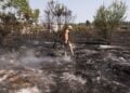 Εθελοντές επιχειρούν σε έκταση που καίγεται ύστερα από φωτιά που ξέσπασε σε χαμηλή βλάστηση στο Τρίλοφο της Θεσσαλονίκης, την Πέμπτη 18 Ιουλίου 2024 (φωτ.: ΑΠΕ-ΜΠΕ/Αχιλλέας Χήρας)