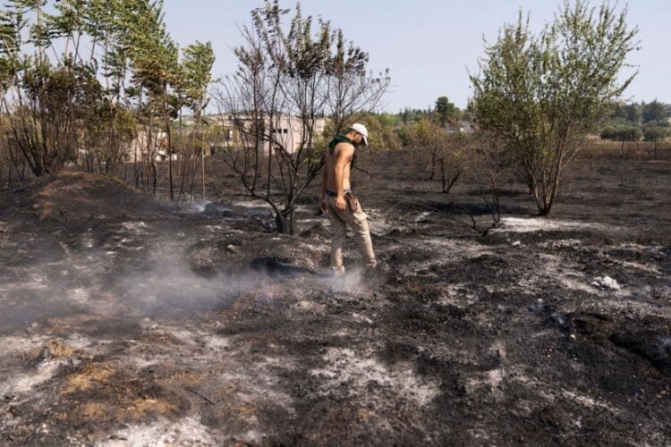 Εθελοντές επιχειρούν σε έκταση που καίγεται ύστερα από φωτιά που ξέσπασε σε χαμηλή βλάστηση στο Τρίλοφο της Θεσσαλονίκης, την Πέμπτη 18 Ιουλίου 2024 (φωτ.: ΑΠΕ-ΜΠΕ/Αχιλλέας Χήρας)