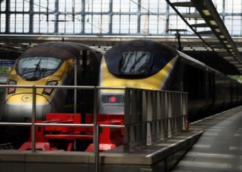 Τρένα της Eurostar στον τερματικό σταθμό St. Pancras, στη Βρετανία που σταμάτησαν τα δρομολόγια προς το Παρίσι λόγω των επιθέσεων, λίγες ώρες πριν από την τελετή έναρξης των Ολυμπιακών Αγώνων 2024 (φωτ.: EPA/ANDY RAIN)