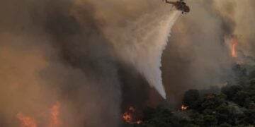 Ελικόπτερο κάνει ρίψη νερού για την κατάσβεση πυρκαγιάς (φωτ. αρχείου: facebook.com/dimosdramas)
