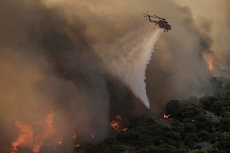 Ελικόπτερο κάνει ρίψη νερού για την κατάσβεση πυρκαγιάς (φωτ. αρχείου: facebook.com/dimosdramas)