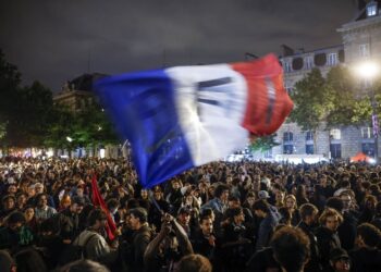 Εικόνα από την Place de la Republique στο Παρίσι, χθες βράδυ, μετά τα πρώτα αποτελέσματα των πρόωρων βουλευτικών εκλογών στη Γαλλία (φωτ.: EPA/YOAN VALAT)