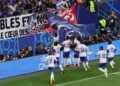 Οι παίκτες της Γαλλίας πανηγυρίζουν το γκολ επί του Βελγίου που τους εξασφάλισε το εισιτήριο για τα προημιτελικά του EURO 2024 (φωτ.:EPA/Abedin Taherkenareh)