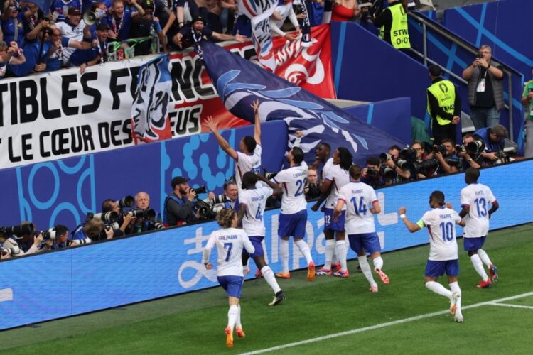 Οι παίκτες της Γαλλίας πανηγυρίζουν το γκολ επί του Βελγίου που τους εξασφάλισε το εισιτήριο για τα προημιτελικά του EURO 2024 (φωτ.:EPA/Abedin Taherkenareh)