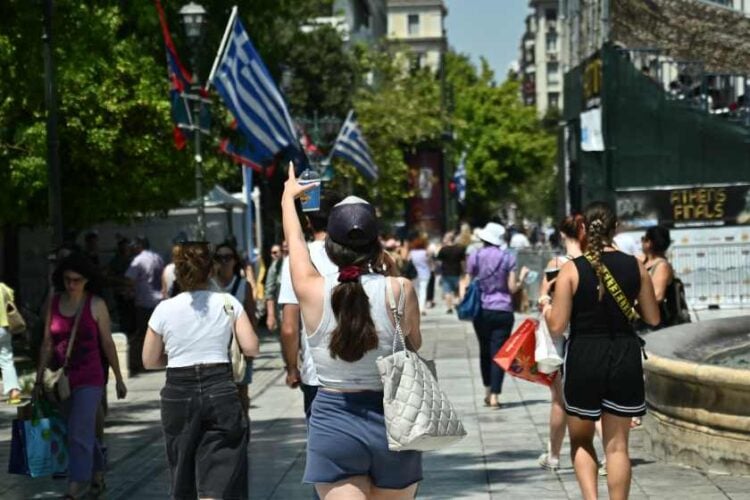 Στιγμιότυπο από το κέντρο της Αθήνας που «ψήνεται» εδώ και μέρες (φωτ.: Κώστας Τζούμας/ EUROKINISSI)