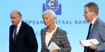 Ο αντιπρόεδρος της Ευρωπαϊκής Κεντρικής Τράπεζας Λουίς ντε Γκίντος και η πρόεδρος Κριστίν Λαγκάρντ λίγο πριν από τη συνέντευξη Τύπου στη Φραγκφούρτη (φωτ.: 
EPA/ Friedemann Vogel)