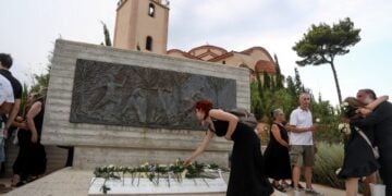 Λίγα λουλούδια στο Μνημείο των Θυμάτων στο Νέο Βουτζά (φωτ.: EUROKINISSI/Θανάσης Δημόπουλος)