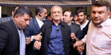 Ο μεταρρυθμιστής Μασούντ Πεζεσκιάν ψηφίζει στον δεύτερο γύρο των εκλογών που τον ανέδειξαν νέο πρόεδρο του Ιράν (φωτ.: EPA/STR)