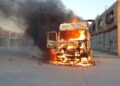 Διαδηλωτές έχουν κάψει τουρκικό φορτηγό στην περιοχή Αλ Μπαμπ της βόρειας Συρίας (φωτ.: x.com/NPA_English)