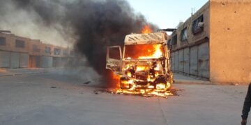 Διαδηλωτές έχουν κάψει τουρκικό φορτηγό στην περιοχή Αλ Μπαμπ της βόρειας Συρίας (φωτ.: x.com/NPA_English)