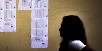 Αναρτημένα σε τοίχο σχολείου τ’ αποτελέσματα των Πανελλαδικών Εξετάσεων (φωτ.: EUROKINISSI / Στέλιος Μισίνας)