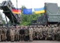 Ο Ουκρανός πρόεδρος και ο Γερμανός υπουργός Άμυνας φωτογραφίζονται μπροστά σε συστοιχίες Patriot σε εκπαιδευτικό κέντρο της Γερμανίας (φωτ. αρχείου: EPA/Jens Buettner)