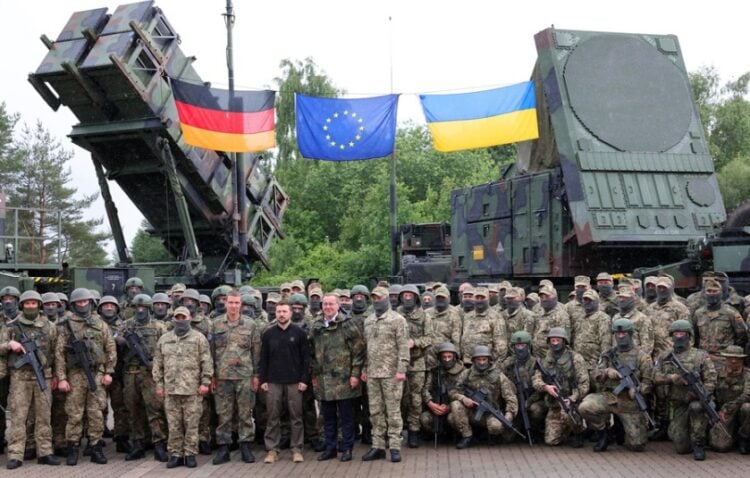Ο Ουκρανός πρόεδρος και ο Γερμανός υπουργός Άμυνας φωτογραφίζονται μπροστά σε συστοιχίες Patriot σε εκπαιδευτικό κέντρο της Γερμανίας (φωτ. αρχείου: EPA/Jens Buettner)