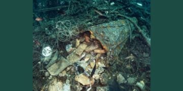 Τόνοι σκουπιδιών επιβάρυναν επί χρόνια τη θάλασσα στο Πόρτο Κουφό (φωτ.: ΑΠΕ-ΜΠΕ/Greek Eco Project)