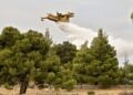 Πυροσβεστικό αεροσκάφος επιχειρεί στην κατάσβεση πυρκαγιάς που ξέσπασε σε δασική έκταση στο Αμόνι Κορινθίας, Τρίτη 23 Ιουλίου 2024 (φωτ.: ΑΠΕ-ΜΠΕ/ Βασίλης Ψωμάς)