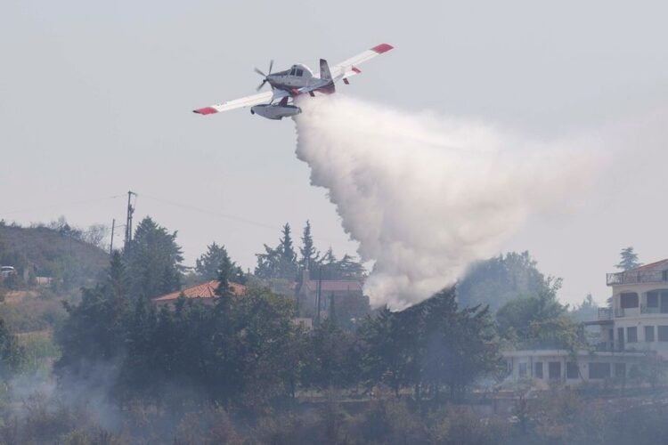 Πυροσβεστικό υδροπλάνο επιχειρεί στην κατάσβεση της πυρκαγιάς που ξέσπασε σε χαμηλή βλάστηση στο Τρίλοφο της Θεσσαλονίκης (φωτ.: ΑΠΕ-ΜΠΕ/ Αχιλλέας Χήρας)