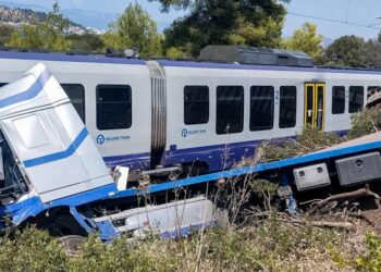 Φορτηγό εξετράπη της πορείας του στη περιοχή Γλυφάδα της Χαλκίδας και κατέληξε πάνω σε διερχόμενη αμαξοστοιχία με 130 επιβάτες. Τρίτη 30 Ιουλίου 2024 (φωτ.: Eviathema.gr / Eurokinissi)