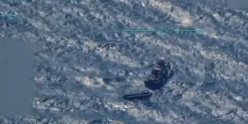 Στιγμιότυπο από το βίντεο, όπου διακρίνεται ένα πλοιάριο να απομακρύνεται από μια βάρκα (φωτ.: X/T.C. Millî Savunma Bakanlığı)