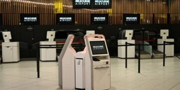 Άδεια τα check-in στο γκισέ του διεθνούς αεροδρομίου της Μελβούρνης στην Αυστραλία μετά το ψηφιακό κραχ (φωτ.: EPA/ James Ross Australia and New Zealand Out)